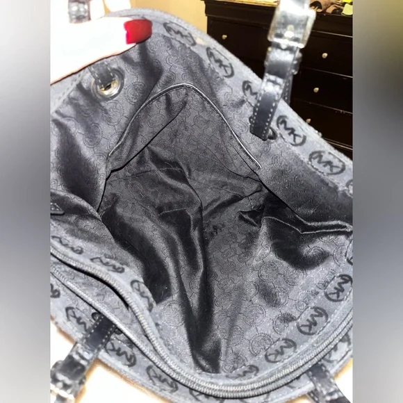 Black MICHAEL Kors Jet Set Tote Bag with Signature Canvas Print - Picture 15 of 16